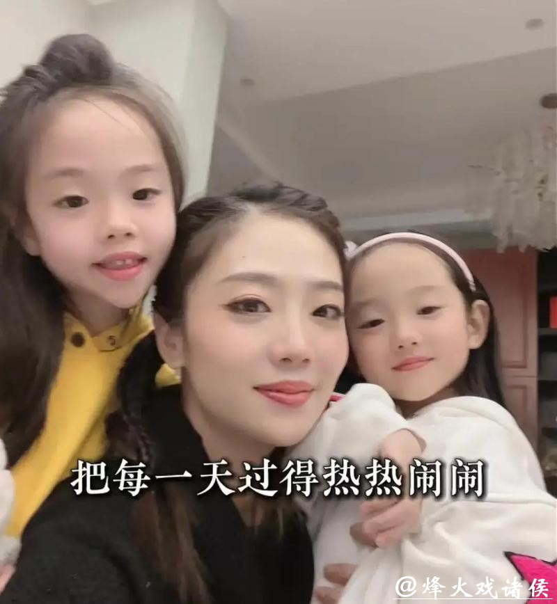 杨威女儿9岁生日，姐姐个头矮一截，妹妹近视眼，双胞胎差别好大